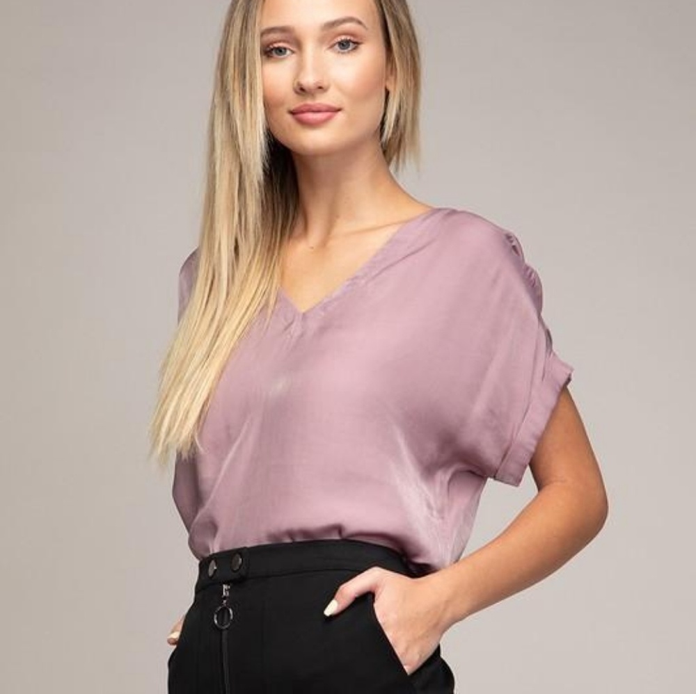 🌟Savannah rolled short sleeve blouse.